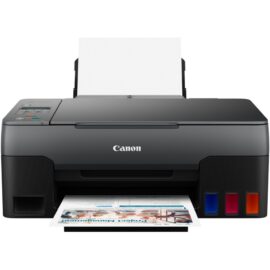 Das Bild zeigt den Canon PIXMA G2520 Multifunktionsdrucker in Frontansicht, mit sichtbaren Tintentanks an der Vorderseite. Ein Blatt Papier befindet sich im Einzug, und ein farbiger Ausdruck liegt in der Papierablage. Der Drucker dient zum Drucken, Scannen und Kopieren und ist für den Heim- oder Bürogebrauch konzipiert.