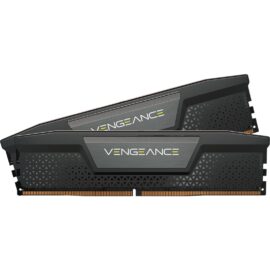Das Bild zeigt zwei RAM-Module des Corsair Vengeance DDR5-6000 32GB (2x16GB) Arbeitsspeicher-Kits. Die Module sind schwarz mit einem charakteristischen Wärmeableiterdesign und dem Vengeance-Logo in Silber und Gelb. Sie sind für den Einsatz in kompatiblen Computermotherboards zur Verbesserung der Systemleistung konzipiert.