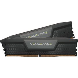 Das Bild zeigt zwei RAM-Module des Typs 'DIMM 32 GB DDR5-6000 (2x 16 GB) Dual-Kit, Arbeitsspeicher'. Diese hochleistungsfähigen Speichermodule sind für den Einsatz in Computern konzipiert und tragen das Vengeance-Branding. Das Design ist modern, mit einem schwarzen Kühlkörper und silbernen sowie gelben Akzenten, die auf die Marke und Geschwindigkeit des Speichers hinweisen. Diese Art von Arbeitsspeicher wird üblicherweise in Gaming-PCs oder leistungsfähigen Workstations verwendet, um eine schnelle Datenverarbeitung zu gewährleisten.