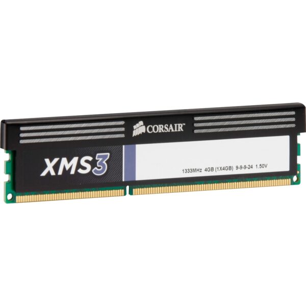 Das Bild zeigt einen DIMM 4 GB DDR3-1333 Arbeitsspeicher der Marke Corsair aus der XMS3-Serie. Der Arbeitsspeicher besitzt goldfarbene Kontakte an der Unterseite für die Einbindung in den entsprechenden DIMM-Slot eines Motherboards. Er ist mit einem schwarzen Kühlkörper ausgestattet, welcher die Wärmeableitung während des Betriebs verbessert. Auf dem Etikett des Speichermoduls sind die Spezifikationen des RAMs zu erkennen, darunter die Größe (4 GB), die Taktfrequenz (1333MHz) und die Latenzen (9-9-9-24) sowie die Spannungsversorgung (1.50V). Dieses Bild dient dazu, das Aussehen und die technischen Details des Speichermoduls zu vermitteln.
