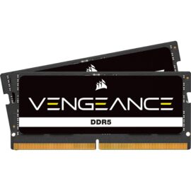 Das Bild zeigt zwei RAM-Module des Typs Corsair Vengeance SO-DIMM 64 GB DDR5-4800 Dual-Kit Arbeitsspeicher. Diese Module sind speziell für die Verwendung in Computern konzipiert, um die Arbeitsgeschwindigkeit und Leistung durch Erhöhung der verfügbaren Speicherkapazität zu verbessern. Sie sind mit einem schwarzen Heatspreader ausgestattet, auf dem der Schriftzug "VENGEANCE DDR5" in Weiß und Gelb zu sehen ist, was auf die Produktserie und den Speichertyp hinweist.