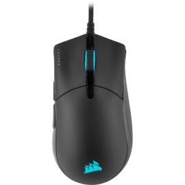 Das Bild zeigt eine Sabre Pro RGB Gaming-Maus von oben betrachtet. Die Maus ist schwarz mit einem blau beleuchteten Scrollrad und Logo. Sie verfügt über ein geflochtenes Kabel und ist für den Einsatz beim Spielen am Computer konzipiert.