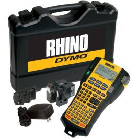Das Bild zeigt das Beschriftungsgerät Rhino 5200 von DYMO. Im Vordergrund ist das handliche Gerät mit einer gelb-schwarzen Tastatur, einem Bildschirm und einer Druckausgabe zu sehen. Es sind auch ein Netzteil, eine Kassette mit Etikettenmaterial und der zugehörige Koffer dargestellt, der das Logo von Rhino und DYMO trägt. Das Ensemble präsentiert sich als vollständiges Set für professionelle Beschriftungsanwendungen.