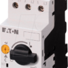 Das Bild zeigt den EATON 072739 Motorschutzschalter, der dreipolig ist und einen einstellbaren Bemessungsstrom von 6.3 bis 10 Ampere besitzt. Er verfügt über einen Schraubanschluss und ist frontseitig mit einem Einstellknopf, einem Testknopf und klar gekennzeichneten Anschlussklemmen für die Phasen L1, L2 und L3 ausgestattet. Der Zweck dieses Produktes ist es, Elektromotoren vor Überlastung oder Kurzschluss zu schützen, indem es den Stromfluss unterbricht, falls die Stromstärke den eingestellten Wert überschreitet.