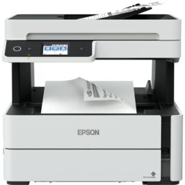 Das Bild zeigt den EcoTank ET-M3170 Multifunktionsdrucker von Epson. Der Drucker ist in einem weißen Design mit schwarzen Akzenten zu sehen und druckt gerade ein Blatt Papier. Auf dem Display des Druckers sind Icons sichtbar, die vermutlich auf verschiedene Funktionen des Geräts hinweisen. Der obere Teil des Druckers scheint eine Einzugsvorrichtung für Blätter zu haben, auf der ein Stift und einige Blätter liegen. Der Drucker wirkt modern und ist für Büroumgebungen konzipiert, wo Drucken, Scannen, Kopieren und Faxen benötigt werden.