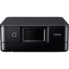 Das Bild zeigt den Epson Expression Photo XP-8700 Multifunktionsdrucker in einer Frontansicht, der für hochwertige Foto- und Dokumentendrucke konzipiert ist. Der Drucker zeichnet sich durch ein elegantes schwarzes Gehäuse aus, verfügt über eine Benutzeroberfläche mit einem zentralen Ein-/Ausschalter und ein Display, welches aktuell nicht eingeschaltet ist.