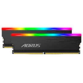 Das Bild zeigt zwei RAM-Module des Typs Gigabyte AORUS RGB 16 GB DDR4-3733 Dual-Kit Arbeitsspeicher. Die Module sind mit RGB-Beleuchtung ausgestattet, die über die Oberseite der Module in einem Regenbogenfarbspektrum leuchtet. Sie sind seitlich abgebildet, sodass die goldfarbenen Kontakte und die detaillierte, schwarze Verkleidung, welche das AORUS-Logo und den Schriftzug trägt, gut sichtbar sind. Das Bild dient dazu, das Design und die ästhetischen Eigenschaften des Arbeitsspeichers zu präsentieren.