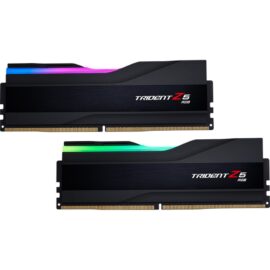 Das Bild zeigt ein DIMM 32 GB DDR5-5600 (2x 16 GB) Dual-Kit von Trident Z5 RGB. Es handelt sich um zwei RAM-Module für den Einsatz in Computern, die für ihre schnelle Datenübertragungsrate und Kapazität zur Leistungssteigerung des Systems bekannt sind. Die Module sind mit RGB-Beleuchtung ausgestattet, was ihnen ein auffälliges Aussehen verleiht und für Benutzer gedacht ist, die Wert auf Ästhetik in ihren PC-Builds legen.