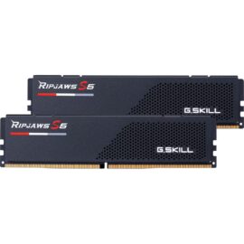 Das Bild zeigt zwei schwarze RAM-Module der G.Skill Ripjaws S5 Serie mit einer Kapazität von je 16 GB für insgesamt 32 GB DDR5-6000 Arbeitsspeicher. Die Module weisen ein charakteristisches Design mit dem Ripjaws S5 Branding und dem G.Skill Logo auf. Sie sind aufgrund ihrer technischen Spezifikationen für den Einsatz in High-Performance-PC-Systemen konzipiert.