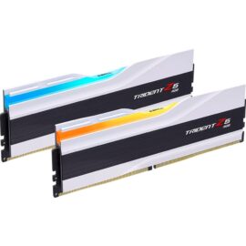 Das Bild zeigt zwei RAM-Module des G.SKILL Trident Z5 RGB 32GB DDR5-6400 Dual-Kit Arbeitsspeichers. Die Module haben eine markante weiße und schwarze Wärmeableiter mit RGB-Beleuchtung, die oben auf jeder Stange sichtbar ist und Farben wie Blau und Gelb anzeigen. Diese Arbeitsspeicher sind für den Einsatz in Computern konzipiert, um die Systemleistung zu verbessern und werden häufig von Enthusiasten für High-End-PC-Builds verwendet.