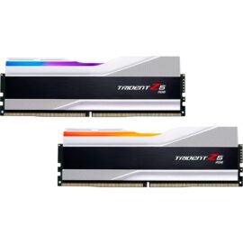 Das Bild zeigt zwei DDR5-8000 Arbeitsspeicherriegel des Typs DIMM mit einer Gesamtkapazität von 48 GB, aufgeteilt in zwei Module von jeweils 24 GB. Die Arbeitsspeichermodule sind vom Produkt 'DIMM 48 GB DDR5-8000 (2x 24 GB) Dual-Kit | Arbeitsspeicher' und gehören zur Serie 'Trident Z5 RGB', welche durch einen auffälligen Kühlkörper mit integrierter RGB-Beleuchtung gekennzeichnet ist. Der Zweck des Bildes ist es, das Design und die physikalischen Eigenschaften der Arbeitsspeichermodule zu präsentieren, einschließlich der Farbgebung und der RGB-Beleuchtungselemente, die ein wesentliches Merkmal der Serie sind.