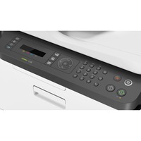 Das Bild zeigt das Bedienfeld des 'Color Laser MFP 179fwg Multifunktionsdruckers', das aus einer Reihe von Tasten und einem kleinen Display besteht. Dies dient dazu, dem Betrachter die verschiedenen Funktionen und die Benutzeroberfläche des Gerätes zu veranschaulichen.
