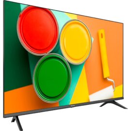 Das Bild zeigt den Hisense 32A4DG LED-Fernseher, der ein farbenfrohes Bild mit drei Farbdosen und einem Farbroller anzeigt. Der Zweck des Bildes ist es, die Bildqualität und Farbdarstellung des Hisense-Fernsehers zu demonstrieren.