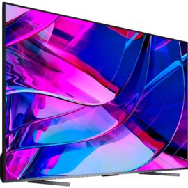 Das Bild zeigt einen Hisense 55E77KQ LED-Fernseher mit einem großen, farbenfrohen abstrakten Bild auf dem Bildschirm, welches die hohe Bildqualität und lebendige Farbdarstellung des Fernsehers demonstrieren soll. Der Fernseher hat ein schmales Rahmen-Design und steht auf zwei kleinen Füßen, was das moderne und elegante Design unterstreicht. Der Zweck des Bildes ist es, das Produkt visuell zu präsentieren und potenzielle Kunden von der Bildqualität und dem Design zu überzeugen.