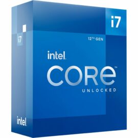 Das Bild zeigt die Verpackung des Intel Core i7-12700K Prozessors. Auf der blauen Box ist das Intel-Logo und die Bezeichnung "i7" für die Prozessorserie zu sehen, zusammen mit dem Hinweis "12th GEN", was auf die Prozessorgeneration hinweist. Des Weiteren ist die Bezeichnung "CORE" prominent präsentiert, und darunter befindet sich der Zusatz "UNLOCKED", was darauf hindeutet, dass es sich um eine übertaktbare Version des Prozessors handelt. Der Zweck des Bildes ist die visuelle Darstellung des Produktes zu Werbe- oder Informationszwecken im Rahmen eines Tests oder einer Produktrezension.