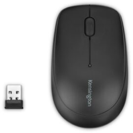 Das Bild zeigt eine Kensington Pro Fit kabellose mobile Maus in der Farbe Schwarz von oben betrachtet. Neben der Maus ist auch der dazugehörige USB-Empfänger abgebildet. Das Produktbild dient dazu, das Design und die kompakten Abmessungen der Maus zu präsentieren, um potentiellen Kunden einen Eindruck von der Erscheinung und Größe des Produktes zu vermitteln.