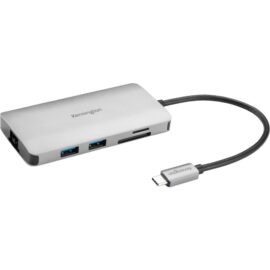 Das Bild zeigt die UH1400P Dockingstation von Kensington. Diese Dockingstation ist ein silberfarbenes, rechteckiges Gerät mit abgerundeten Ecken und einem angeschlossenen Kabel, das über einen USB-C-Stecker verfügt. Auf der Oberseite des Geräts ist das Markenlogo "kensington" aufgedruckt. An der Seite sind mehrere Anschlüsse erkennbar: Zwei USB-A-Ports, womöglich USB 3.0 aufgrund ihrer blauen Farbe, ein HDMI-Port, ein SD-Kartenslot und ein weiterer Anschluss, der ein DisplayPort oder USB-C sein könnte. Die Dockingstation dient dazu, mehrere Peripheriegeräte an ein Host-Gerät wie einen Laptop oder ein Tablet anzuschließen, das über einen USB-C-Anschluss verfügt, um die Konnektivität und Funktionalität zu erweitern.