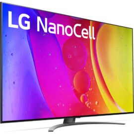 Das Bild zeigt den '65NANO819QA LED-Fernseher' von LG auf einem Standfuß. Der Bildschirm ist eingeschaltet und stellt eine farbenfrohe Grafik dar, die vermutlich dazu dient, die hohe Bildqualität und die Farbintensität zu demonstrieren, für die NanoCell TV-Geräte bekannt sind. Der Zweck des Bildes ist es, den Fernseher in seiner vollen Pracht zu präsentieren, um potenzielle Käufer mit der Darstellungsqualität und dem Design des Produkts zu beeindrucken.