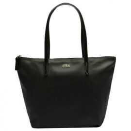 Das Bild zeigt eine Lacoste L.12.12 Concept Handtasche in Schwarz. Die Tasche hat zwei Tragegriffe und auf der Vorderseite ist deutlich das Lacoste-Krokodil-Logo zu erkennen. Der Zweck des Bildes ist es, Design und Stil der Handtasche zu präsentieren.