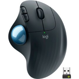 Das Bild zeigt den ERGO M575 Trackball der Marke Logitech, ein kabelloses Eingabegerät mit einem prominenten blauen Trackball an der linken Seite, zusätzlichen Bedienelementen und einem USB-Empfänger. Der Zweck des Bildes ist die Darstellung des Produktdesigns und der Hauptmerkmale für potenzielle Käufer oder zur Verwendung in einer Produktbewertung.