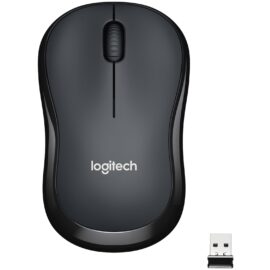 Das Bild zeigt eine schwarze Logitech M220 Silent Maus von oben betrachtet, zusammen mit ihrem kleinen USB-Empfänger neben ihr. Die Maus ist kabellos und das Design ist schlicht mit dem Logitech-Logo in der Mitte des Geräts. Der Zweck des Bildes ist es, das Produkt klar und ansprechend darzustellen, sodass potentielle Kunden die Form und das Aussehen der Maus erkennen können.