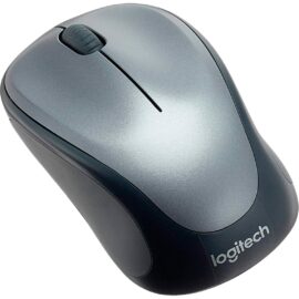 Das Bild zeigt die M235 Wireless Maus von Logitech, eine kabellose Maus in einer grau-schwarzen Farbgebung. Das Design ist ergonomisch geformt und auf dem unteren Teil ist deutlich das Logitech-Logo zu erkennen. Die Maus richtet sich an Nutzer, die eine kompakte und bequeme Eingabeoption für Computer suchen.