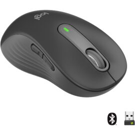 Das Bild zeigt die Logitech Signature M650 L Left Wireless Maus. Sie liegt auf einer neutralen Oberfläche mit Sicht auf die linke Seitenansicht der Maus, was das ergonomische Design für Linkshänder hervorhebt. Sichtbar sind das Logitech-Logo, das Scrollrad, die Vor-/Zurück-Tasten und die Status-LED auf der Oberseite der Maus. Unten rechts im Bild ist der dazugehörige kabellose USB-Empfänger dargestellt, nahe einem Bluetooth-Symbol, was auf die Konnektivitätsoptionen der Maus hinweist. Ziel des Bildes ist es, das Produkt im Test visuell vorzustellen.
