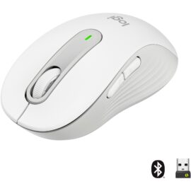 Das Bild zeigt eine 'Signature M650 Wireless' Maus in weißer Ausführung. Die Maus ist von der Seite sichtbar, so dass man den leicht ergonomisch geformten Körper mit der grauen, texturierten Oberfläche an der Seite und das Scrollrad sowie die beiden Knöpfe oben darauf erkennen kann. Ein kleiner grüner Streifen leuchtet über dem Logi-Emblem, was auf den Ladestatus hinweisen könnte. Rechts unten im Bild ist der zugehörige USB-Dongle abgebildet, der das Bluetooth-Symbol trägt, was auf eine drahtlose Verbindung zwischen Maus und Computer hindeutet. Der Zweck des Bildes ist es, Design und Funktionalitäten der 'Signature M650 Wireless' Maus zu präsentieren.
