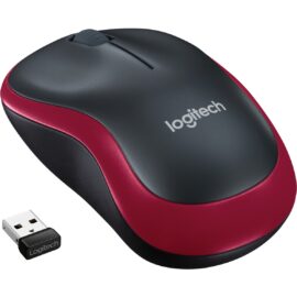 Das Bild zeigt eine Logitech M185 Wireless Mouse in Schwarz-Rot mit dem zugehörigen Nano-Empfänger. Der Zweck des Bildes ist es, das Design, die Farbgebung und das Aussehen der Maus zu präsentieren, was für potenzielle Käufer beim Erkennen und bei der Kaufentscheidung hilfreich sein kann.
