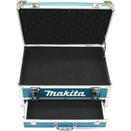 Das Bild zeigt einen offenen Makita Schubladenkoffer 823324-5 von oben. Zu sehen ist der Deckel des Koffers, der innen mit einem Schaumstoffpolster ausgestattet ist, um den Inhalt während des Transports zu schützen. Der untere Teil des Koffers ist mit einer schwarzen Schaumstoffeinlage versehen. Der Koffer selbst hat einen silbernen Metallrahmen mit blauen Akzenten und die Marke "Makita" ist deutlich auf dem Koffer sichtbar. Der Koffer dient zur sicheren Aufbewahrung und zum Transport von Werkzeugen oder anderen empfindlichen Gegenständen.