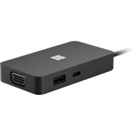 Das Bild zeigt den 'USB-C Travel Hub', eine Dockingstation in Schwarz mit dem Microsoft-Logo auf der Oberseite. Sichtbar sind verschiedene Anschlüsse: ein VGA-Port, ein USB-C-Port und zwei USB-A-Ports. Der Zweck des Bildes ist es, die Designmerkmale und die Anschlussmöglichkeiten des Produkts darzustellen.