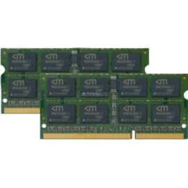Das Bild zeigt zwei SO-DIMM RAM-Module des Typs Mushkin 16 GB DDR3-1600 (2x 8 GB) Dual-Kit. Diese Module werden als Arbeitsspeicher in Laptops und anderen kompakten Computern eingesetzt, um die Rechenleistung durch zusätzlichen Speicher zu erhöhen. Auf den grünen Leiterplatten befinden sich mehrere integrierte Speicherchips. Die Abbildung hilft Kunden, das Produkt visuell zu identifizieren und dient der Veranschaulichung des Produktdesigns und -typs, welcher im Beitragstitel genannt wird.