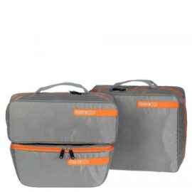 Das Bild zeigt das Produkt 'Ortlieb Packing Cube - Pack-Set 3-teilig', zwei graue Packwürfel mit orangefarbenen Akzenten und dem Ortlieb-Logo. Die Packwürfel sind Teil eines Organisationssystems für Gepäck, das dabei hilft, Kleidung und Ausrüstung in Taschen oder Koffern übersichtlich und komprimiert zu verstauen.