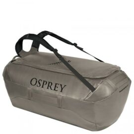 Das Bild zeigt die 'Osprey Transporter 120 Reisetasche' vor einem neutralen Hintergrund. Die Tasche ist in grauer Farbe gehalten mit dem groß aufgedruckten Markennamen "OSPREY" an der Seite. Der Schultergurt ist sichtbar und die Tasche scheint aus einem robusten, wetterbeständigen Material gefertigt zu sein. Der Fokus dieses Bildes liegt darauf, das Design, die Marke und die Beschaffenheit der Reisetasche zu präsentieren.