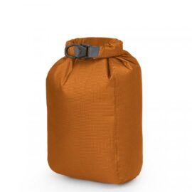Das Bild zeigt den Osprey Ultralight DrySack 3, einen leichten, wasserdichten Packsack, der in orangefarbener Ausführung dargestellt ist. Oben ist der Sack mit einem robust wirkenden, grauen Rollverschluss versehen, der über eine Kunststoff-Schnalle verfügt, um den Inhalt sicher und trocken zu versiegeln. Der Packsack ist so konzipiert, dass er Gegenstände vor Nässe schützt, was besonders bei Outdoor-Aktivitäten wie Wandern, Camping oder Wassersport von Vorteil ist.