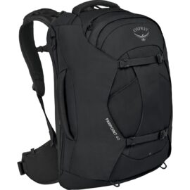 Das Bild zeigt den Osprey Farpoint 40 Reiserucksack in schwarzer Farbe. Der Rucksack ist so positioniert, dass das Hauptfach und die Rückentragegurte zu sehen sind. Das Osprey-Logo und der Produktname "FARPOINT 40" sind auf der Vorderseite gut sichtbar. Der Rucksack ist für Reisen konzipiert und bietet Funktionen wie eine große Öffnung für leichtes Ein- und Auspacken, sowie ergonomische Tragegurte für Komfort.
