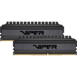 Das Bild zeigt zwei RAM-Module der Patriot Viper 4 Blackout Series mit einer Kapazität von jeweils 16 GB und einer Geschwindigkeit von DDR4-4133. Die Module sind in schwarz gehalten und verfügen über Kühlrippen auf der Oberseite. Auf jedem Modul ist das Viper-Logo prominent zu sehen. Der Zweck des Bildes ist es, das Design und die physische Beschaffenheit des Patriot Viper 4 Blackout Series DIMM 16 GB DDR4-4133 Dual-Kit Produkt zu präsentieren.