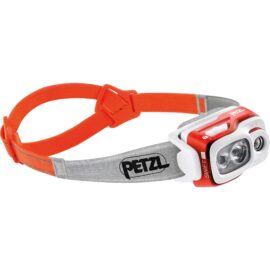 Das Bild zeigt eine Stirnlampe der Marke Petzl, Modell SWIFT RL. Sie verfügt über ein elastisches, orange-graues Kopfband mit einer verstellbaren Schnalle und einen weißen Lampenkörper mit roten Akzenten. Die Stirnlampe ist mit mehreren LEDs ausgestattet und für Aktivitäten bei schlechten Lichtverhältnissen oder in der Dunkelheit konzipiert. Auf dem Lampenkörper ist das Petzl-Logo sichtbar, und der Produktname "SWIFT RL" ist ebenfalls auf der Front klar erkennbar.