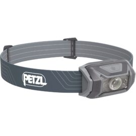 Die Petzl TIKKA LED-Stirnlampe mit einem verstellbaren Kopfband und eingeschalteter Frontbeleuchtung, dargestellt vor einem neutralen Hintergrund zur Demonstration des Produktdesigns und seiner Merkmale.