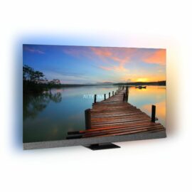 Das Bild zeigt den 65OLED907/12 OLED-Fernseher, der ein gestochen scharfes und farbenfrohes Bild einer Holzsteg-Szene bei Sonnenuntergang an einem ruhigen See präsentiert. Der Fernseher hat einen schmalen Rahmen und steht auf einem eleganten Standfuß, wodurch das Bild fast rahmenlos wirkt, was dem Betrachter ein immersives Seherlebnis bietet. Der Zweck des Bildes ist es, die hohe Bildqualität und das ansprechende Design des OLED-Fernsehers zu demonstrieren.