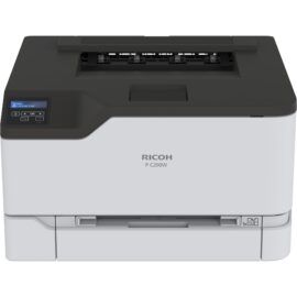Das Bild zeigt den Ricoh P C200W Farblaserdrucker in einer Frontansicht, bei der Bedienungsfeld und Papiereinzug klar erkennbar sind. Der Zweck des Bildes ist es, das Design und die äußere Beschaffenheit des Produktes zu präsentieren.