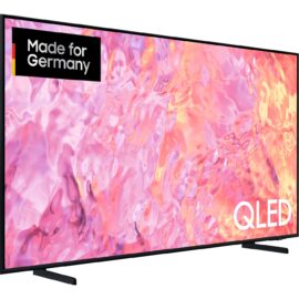 Das Bild zeigt den Samsung GQ-50Q60C QLED-Fernseher mit einem farbenfrohen Bildschirminhalt, der die Bildqualität demonstrieren soll. Der Fernseher präsentiert sich mit schmalem Rahmen und dem Markenzeichen "QLED" in der unteren rechten Ecke, sowie einem "Made for Germany" Label in der oberen linken Ecke. Er steht auf zwei Füßen, die für stabilen Halt sorgen. Der Zweck des Bildes ist es, den Fernseher in seiner ästhetischen Form zu präsentieren und einen Eindruck von der lebendigen Bildwiedergabe zu vermitteln.