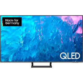 Das Bild zeigt einen GQ-75Q72C QLED-Fernseher frontal, mit einem intensiv blau-leuchtenden abstrakten Bildschirmhintergrund, der die Bildqualität hervorhebt. Links oben befindet sich ein Logo mit der Aufschrift "Made for Germany". Der Fernseher steht auf einem schlanken, schwarzen Standfuß, und im Vordergrund am unteren Bildschirmrand ist das Wort "QLED" zu sehen, was auf die Display-Technologie hinweist. Der Zweck des Bildes ist es, das Design und die Bildqualität des GQ-75Q72C QLED-Fernsehers zu zeigen.