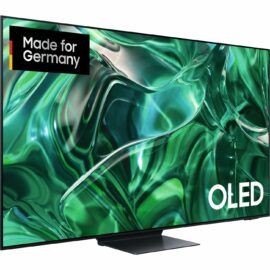 Das Bild zeigt den Samsung GQ-77S95C OLED Fernseher, der durch ein Label als "Made for Germany" gekennzeichnet ist. Der Zweck des Bildes ist, das Produkt selbst sowie dessen Design und Bildschirmqualität zur Schau zu stellen.