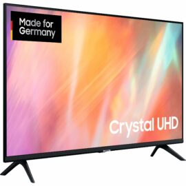 Das Bild zeigt einen Samsung GU-50AU6979 Crystal UHD Fernseher mit einem bunten, abstrakten Bildschirmhintergrund. In der oberen linken Ecke des Bildschirms befindet sich ein Logo mit dem Schriftzug "Made for Germany". Der Zweck des Bildes ist die Präsentation des Produkts, seiner Designmerkmale, und der Bildqualität des Fernsehers.