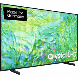Das Bild zeigt einen Samsung GU-55CU8079 UHD-Fernseher, der auf einem einfachen Standfuß steht und einen eingeschalteten Bildschirm mit einer farbenfrohen, abstrakten Grafik präsentiert. Im oberen Bereich des Bildschirms befindet sich ein Logo mit der Aufschrift "Made for Germany", während sich im unteren Bildschirmbereich groß das Markenzeichen "Crystal UHD" abhebt. Das Bild dient dazu, das Design und die Bildqualität des Produkts zu demonstrieren.