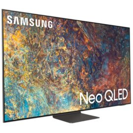 Das Bild zeigt einen Samsung Neo QLED GQ-50QN92A Fernseher mit einem schlanken Profil und einem bunten, detailreichen Bild auf dem Display. Der Zweck des Bildes ist es, die hohe Bildqualität und das moderne Design des QLED-Fernsehers zu demonstrieren, um potenzielle Kunden von der visuellen Performance und dem stilvollen Erscheinungsbild dieses Produkts zu überzeugen. Der Schriftzug "Neo QLED" ist deutlich im unteren Bereich des Bildschirms positioniert, was darauf hindeutet, dass diese Technologie ein wichtiges Verkaufsmerkmal des Geräts ist.
