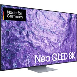 Das Bild zeigt einen Samsung Neo QLED GQ-55QN700C QLED-Fernseher. Der Bildschirm präsentiert ein hochauflösendes Bild mit lebhaften lila und blauen Farbtönen, was die Bildqualität und Farbintensität des 8K-QLED-Displays hervorhebt. Im oberen linken Bereich des Bildschirms befindet sich ein Label mit der Aufschrift "Made for Germany", was darauf hinweist, dass das Produkt für den deutschen Markt konzipiert ist. Auf dem Bildschirm ist zusätzlich der Text "Neo QLED 8K" abgebildet, welcher das Modell und die Auflösung des Fernsehers betont. Das Bild dient der visuellen Präsentation des Produktes und unterstreicht dessen ästhetische Merkmale sowie technische Eigenschaften.