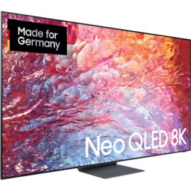Das Bild zeigt den Neo QLED 8K Fernseher GQ-65QN700B von Samsung mit einem lebendigen und farbenprächtigen Display. Auf dem Bildschirm ist eine abstrakte Visualisierung mit fließenden roten, blauen und violetten Farben zu sehen, die die High-Quality-Bildwiedergabe des Fernsehers hervorheben soll. In der oberen linken Ecke des Bildes befindet sich ein Logo mit der Aufschrift "Made for Germany", was darauf hinweist, dass dieses Produkt speziell für den deutschen Markt konzipiert wurde. Der Standfuß des Fernsehers ist schlicht und modern gestaltet, was den Fokus auf das beeindruckende Bild lenkt. Der Name des Produkts "Neo QLED 8K" ist prominent am unteren Bildrand platziert, was die fortschrittliche Display-Technologie und die hohe Auflösung des Fernsehermodells betont.
