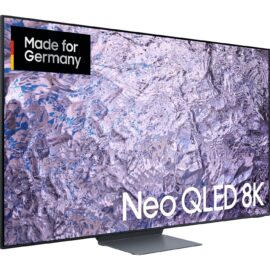 Das Bild zeigt den Neo QLED GQ-65QN800C QLED-Fernseher. Auf dem Bildschirm ist eine hochauflösende Darstellung von sich kräuselndem Wasser zu sehen, die die Bildqualität des 8K-Fernsehers unterstreichen soll. Auf dem Bild ist außerdem ein "Made for Germany"-Logo zu sehen, welches vermutlich auf eine spezielle Ausrichtung oder Verfügbarkeit des Produkts in Deutschland hinweist. Der Fernseher hat ein schlankes Design mit schmalen Rändern, was auf eine hohe Bildschirm-zu-Gehäuse-Ratio hindeutet. Der Fernseher steht auf einem flachen, zentral platzierten Standfuß.